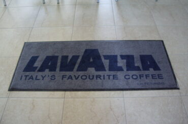 Πατάκι εισόδου στα γραφεία της εταιρείας Lavazza